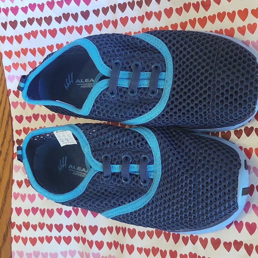 NWOT ALEADER AQUA shoes.